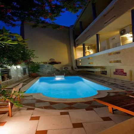 Apart-hotel Thymis